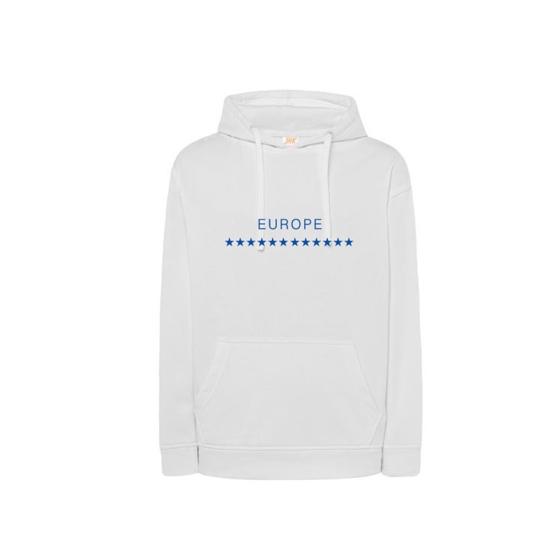 Valge kapuutsiga pusa ees sinisega EU tähetriip ja kiri EUROPE