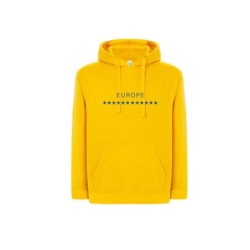 Kollane kapuutsiga pusa ees sinisega EU tähetriip ja kiri EUROPE