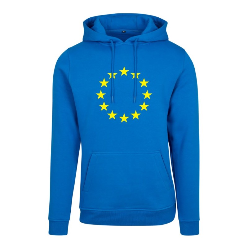 Sinine kapuutsiga pusa ees suurelt kollasega EU tähering