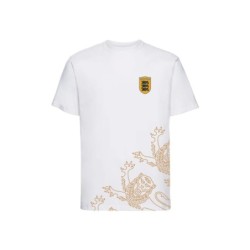 Valge lühikeste varrukatega t-särk ja kuldse lõvikontuuriga ESTONIA vapp-vimpel